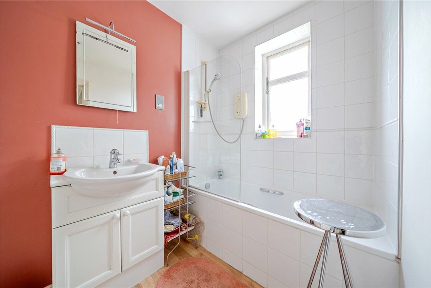 under offer gravel hill london 36944 - Gibbs Gillespie