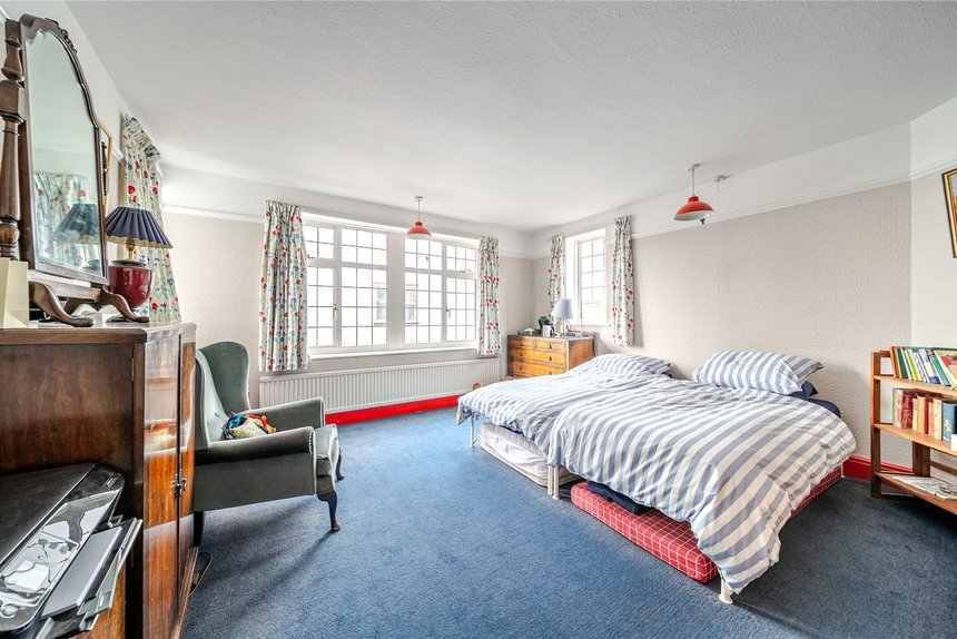 under offer gravel hill london 36944 - Gibbs Gillespie