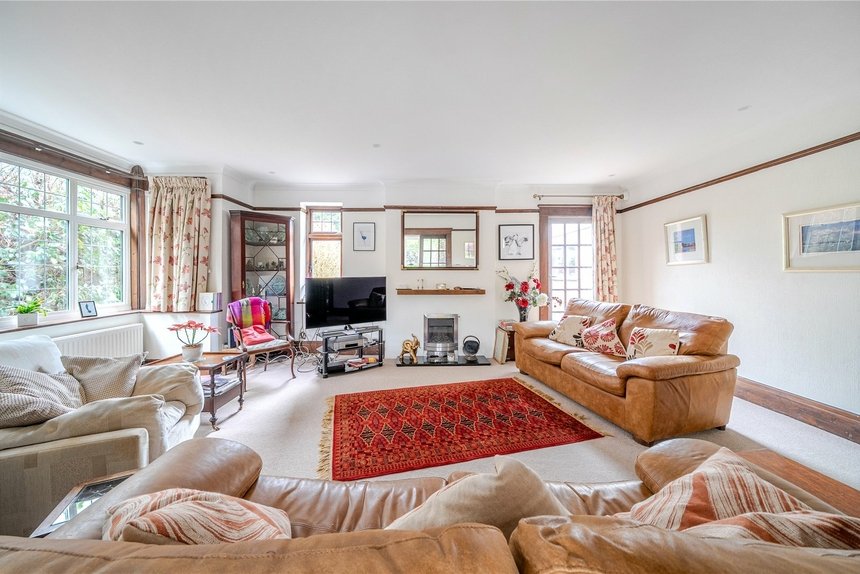under offer gravel hill london 36944 - Gibbs Gillespie