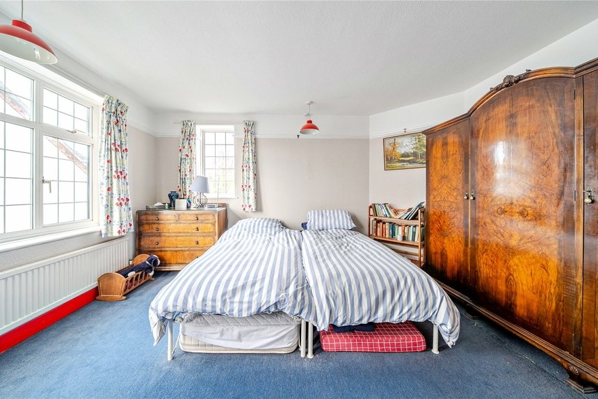 under offer gravel hill london 36944 - Gibbs Gillespie