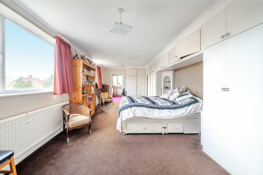 under offer gravel hill london 36944 - Gibbs Gillespie