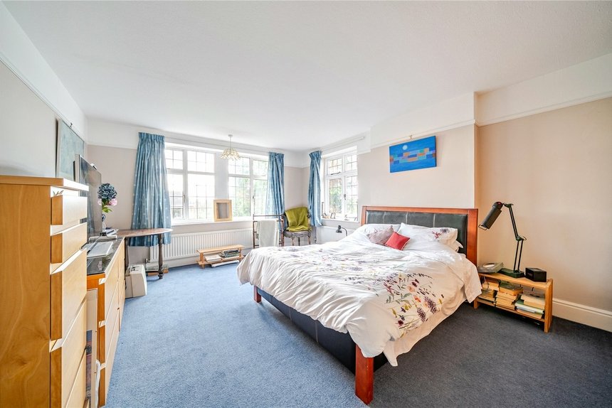under offer gravel hill london 36944 - Gibbs Gillespie