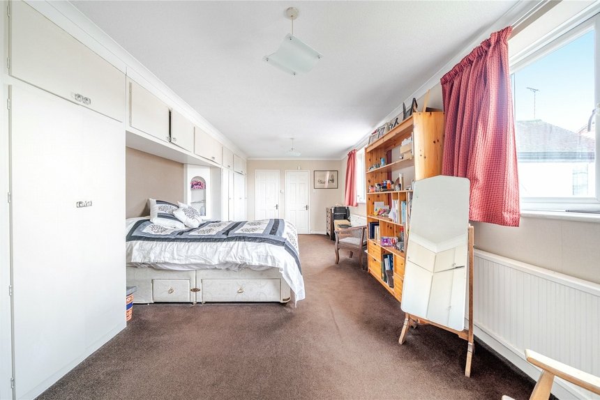 under offer gravel hill london 36944 - Gibbs Gillespie