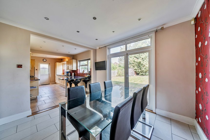 under offer lankers drive london 37200 - Gibbs Gillespie
