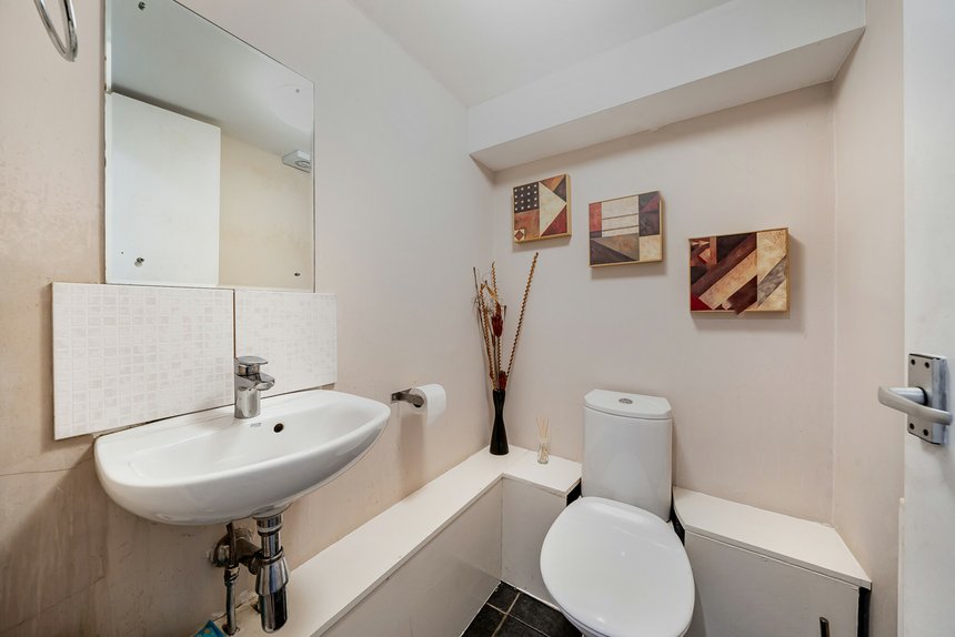 under offer lankers drive london 37200 - Gibbs Gillespie