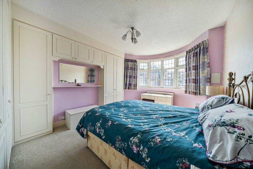 under offer lankers drive london 37200 - Gibbs Gillespie