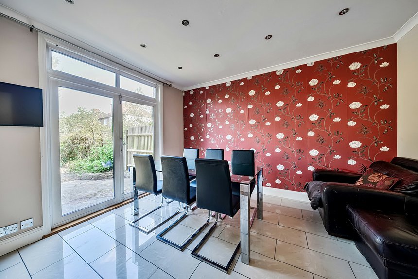 under offer lankers drive london 37200 - Gibbs Gillespie