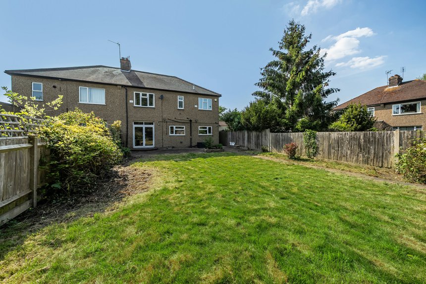 under offer lankers drive london 37200 - Gibbs Gillespie