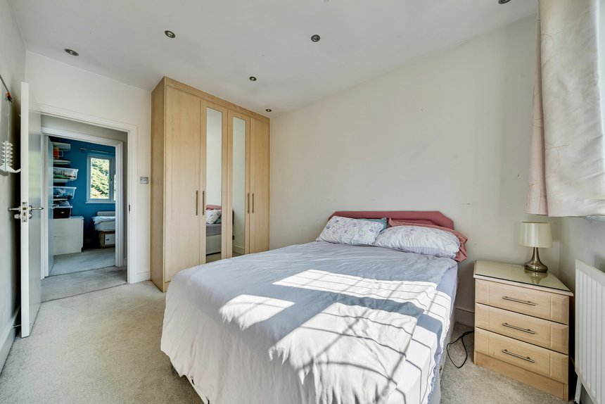 under offer lankers drive london 37200 - Gibbs Gillespie
