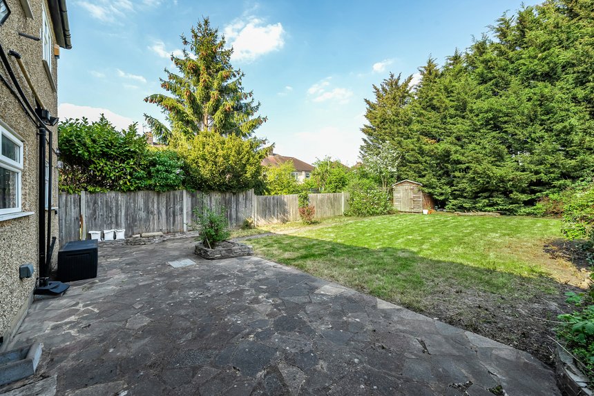 under offer lankers drive london 37200 - Gibbs Gillespie