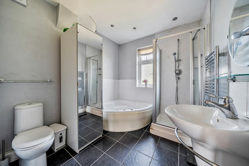 under offer lankers drive london 37200 - Gibbs Gillespie