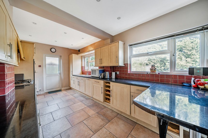 under offer lankers drive london 37200 - Gibbs Gillespie