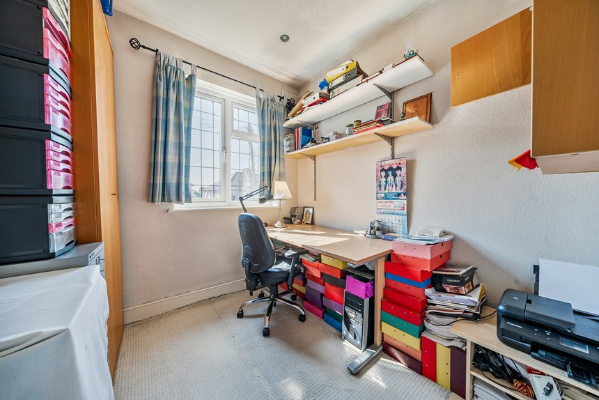 under offer lankers drive london 37200 - Gibbs Gillespie