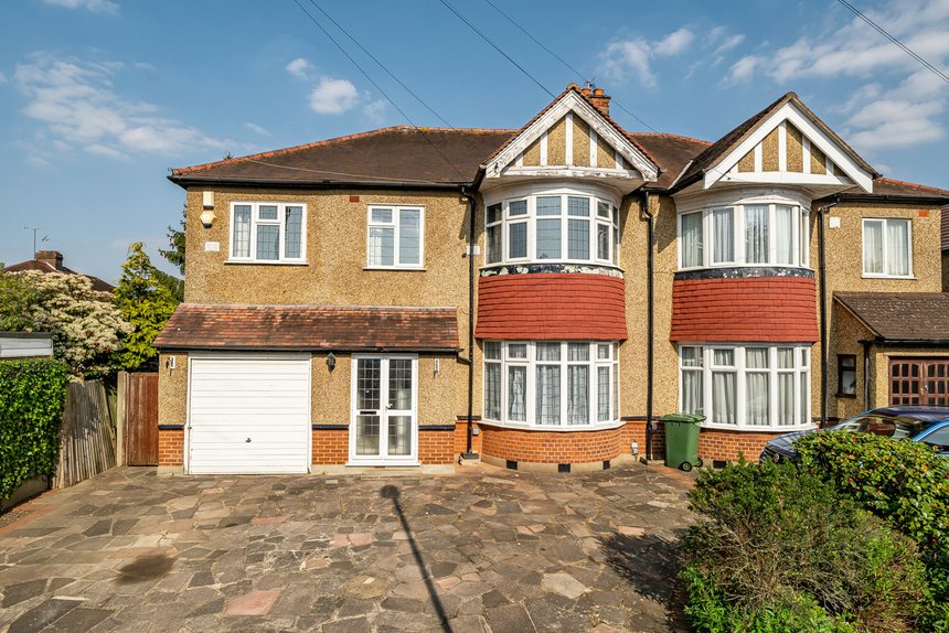 under offer lankers drive london 37200 - Gibbs Gillespie