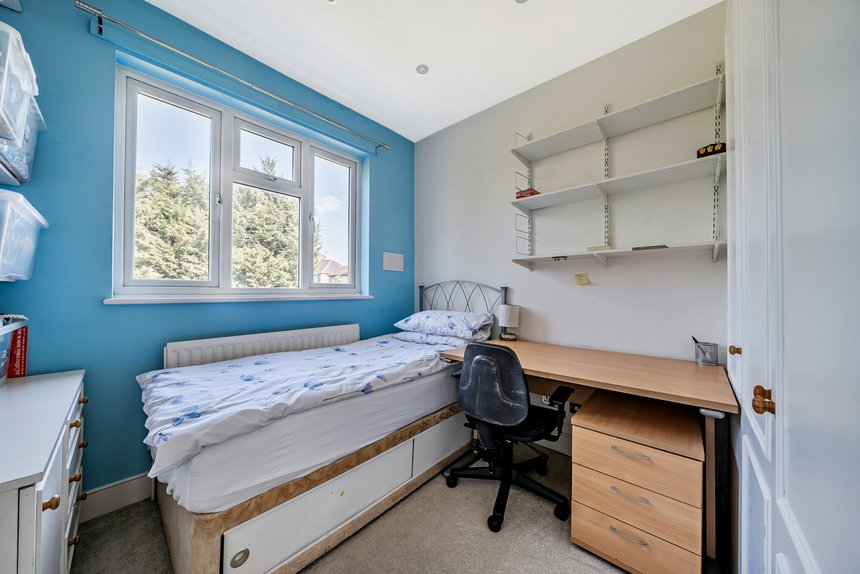 under offer lankers drive london 37200 - Gibbs Gillespie