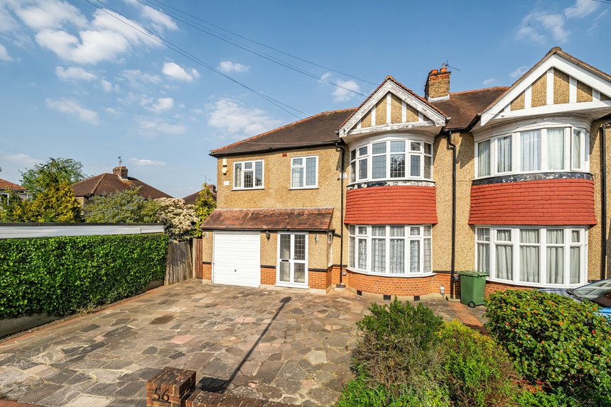 under offer lankers drive london 37200 - Gibbs Gillespie