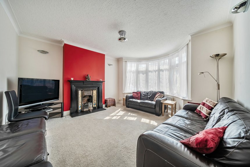 under offer lankers drive london 37200 - Gibbs Gillespie