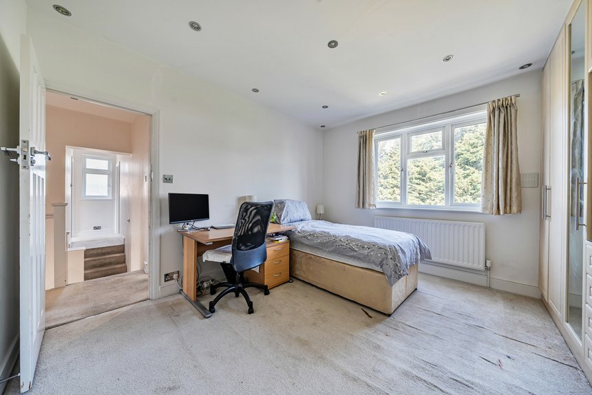 under offer lankers drive london 37200 - Gibbs Gillespie