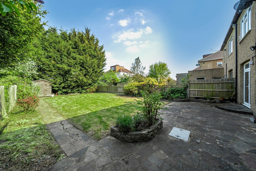 under offer lankers drive london 37200 - Gibbs Gillespie