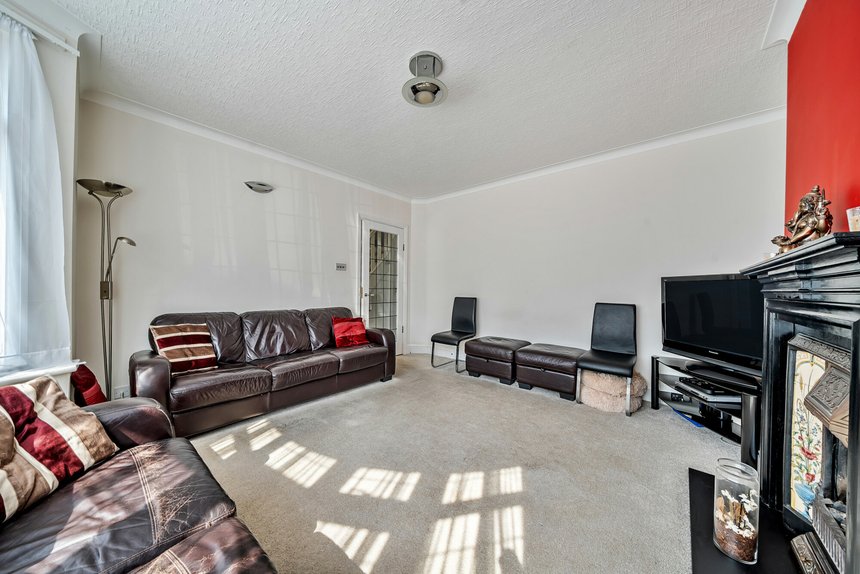 under offer lankers drive london 37200 - Gibbs Gillespie