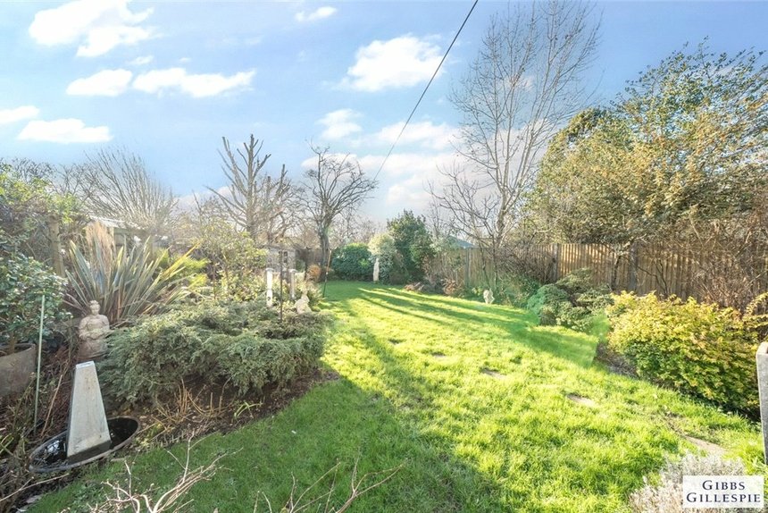 under offer wilson gardens london 37575 - Gibbs Gillespie