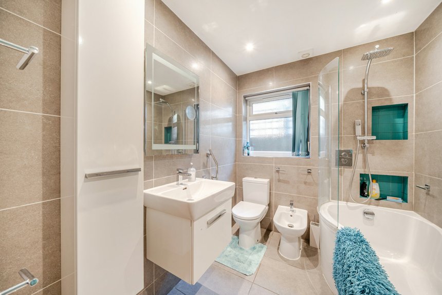 under offer ashdene london 37846 - Gibbs Gillespie