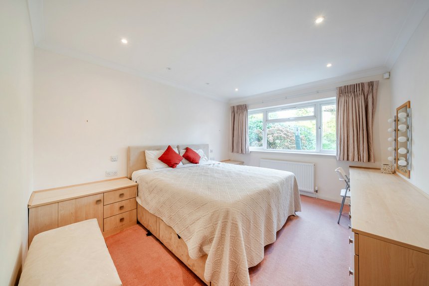 under offer ashdene london 37846 - Gibbs Gillespie