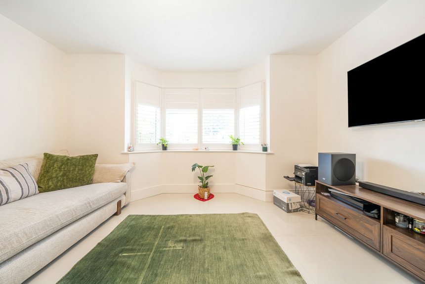 under offer crest gardens london 38266 - Gibbs Gillespie