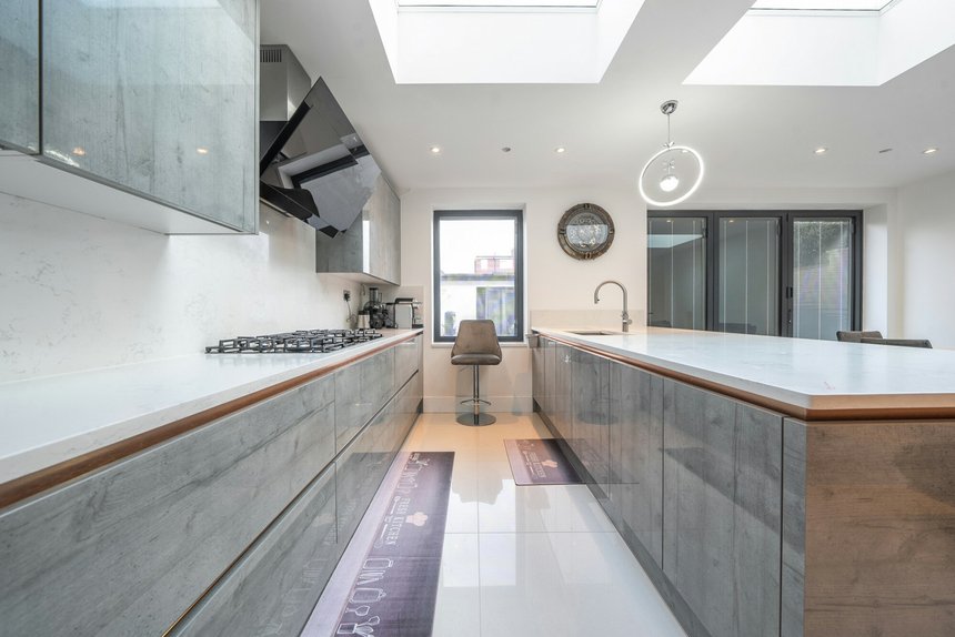 under offer crest gardens london 38266 - Gibbs Gillespie