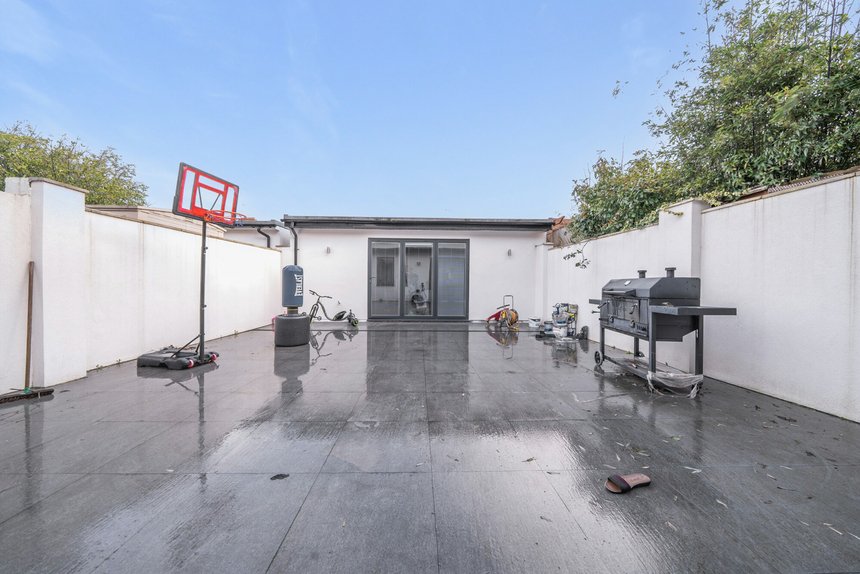 under offer crest gardens london 38266 - Gibbs Gillespie