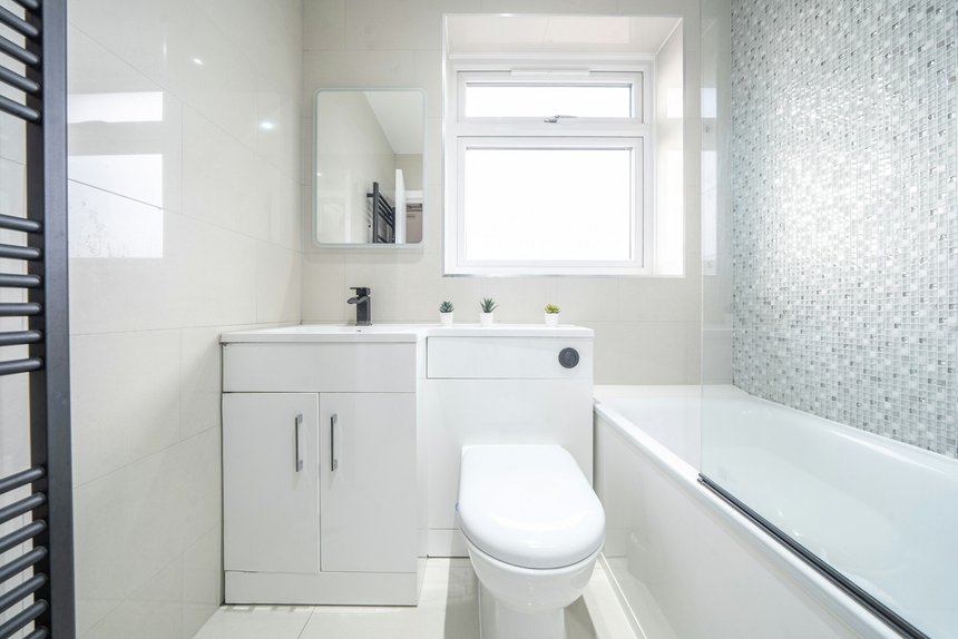 under offer crest gardens london 38266 - Gibbs Gillespie