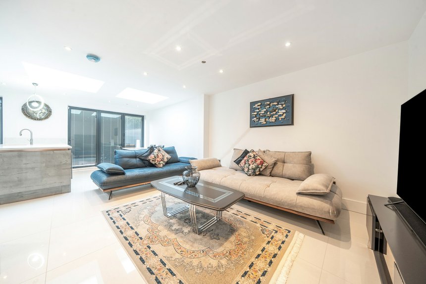 under offer crest gardens london 38266 - Gibbs Gillespie