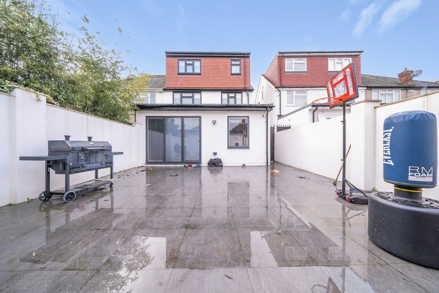 under offer crest gardens london 38266 - Gibbs Gillespie