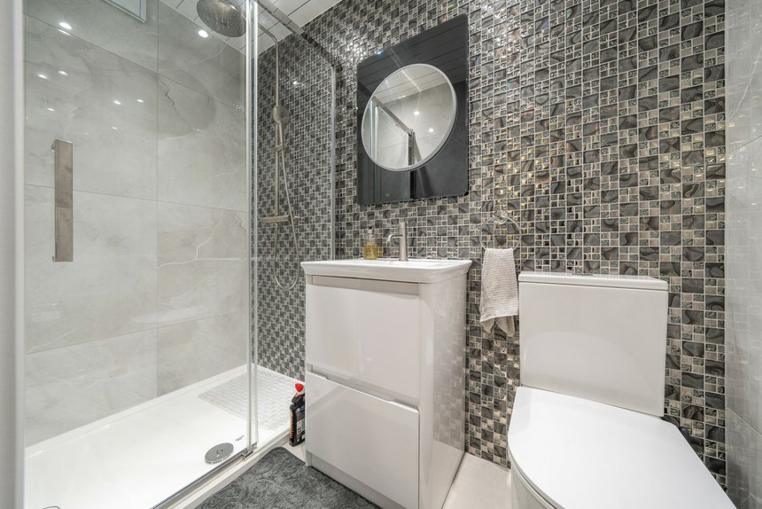 under offer crest gardens london 38266 - Gibbs Gillespie