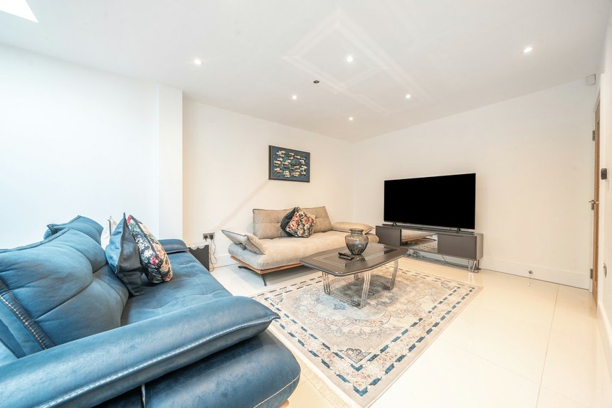 under offer crest gardens london 38266 - Gibbs Gillespie
