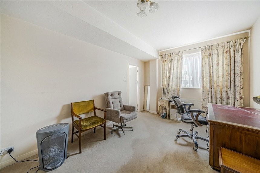 for sale oak lodge close london 38590 - Gibbs Gillespie