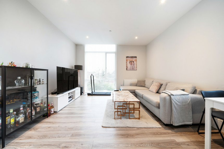 under offer field end road london 39526 - Gibbs Gillespie