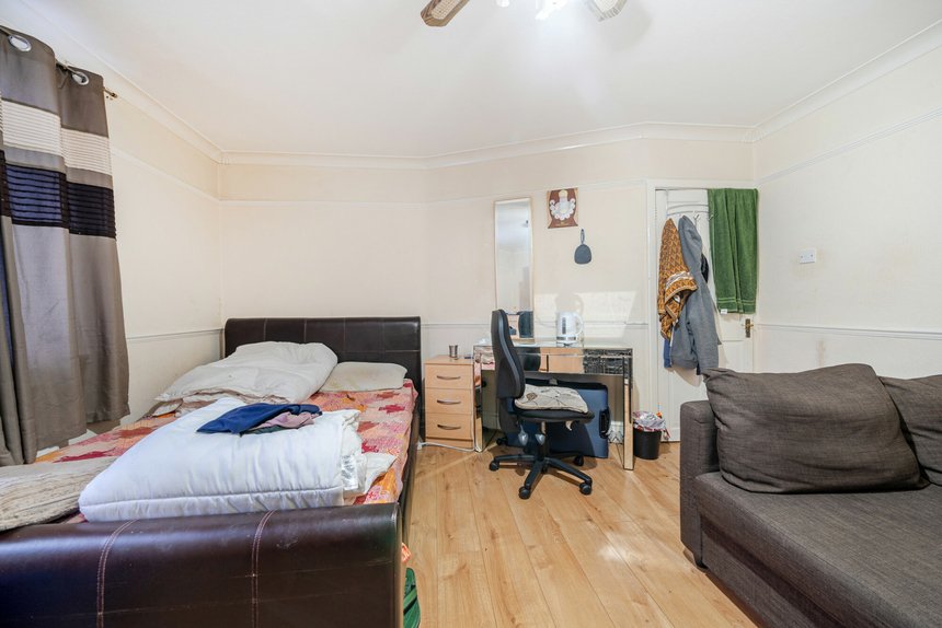 for sale moat farm road london 39975 - Gibbs Gillespie