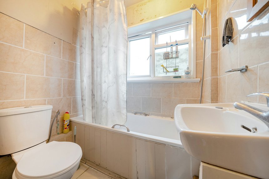 for sale moat farm road london 39975 - Gibbs Gillespie