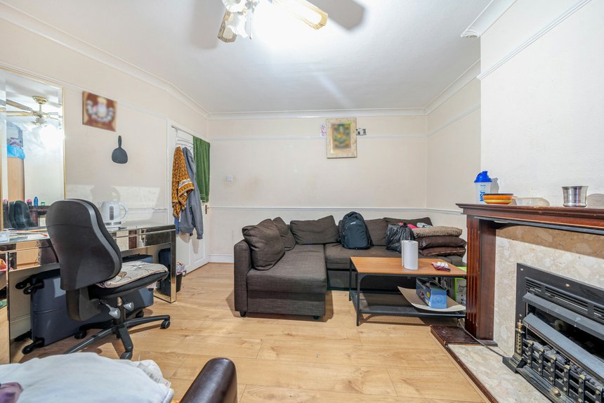 for sale moat farm road london 39975 - Gibbs Gillespie