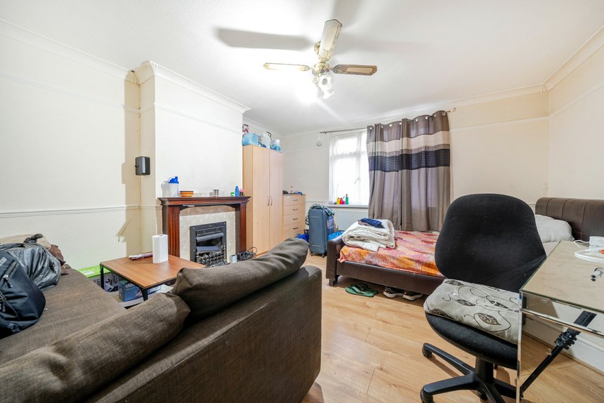 for sale moat farm road london 39975 - Gibbs Gillespie