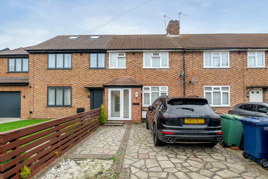 for sale moat farm road london 39975 - Gibbs Gillespie