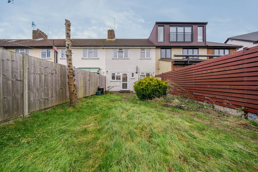 for sale moat farm road london 39975 - Gibbs Gillespie