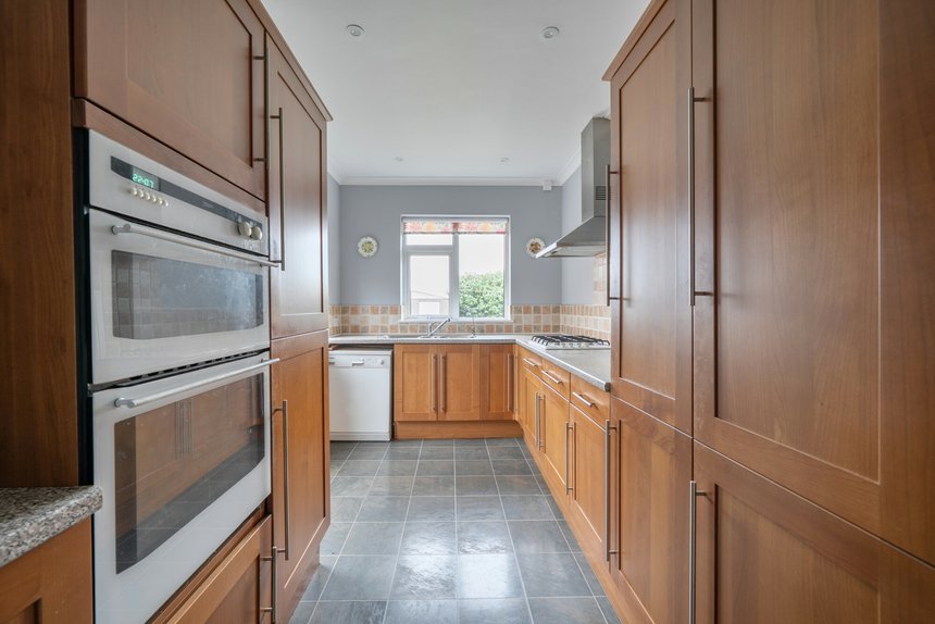 under offer nightingale way london 40156 - Gibbs Gillespie