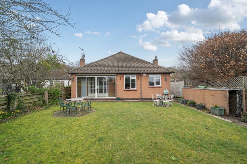 under offer nightingale way london 40156 - Gibbs Gillespie