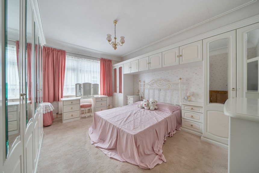 under offer nightingale way london 40156 - Gibbs Gillespie