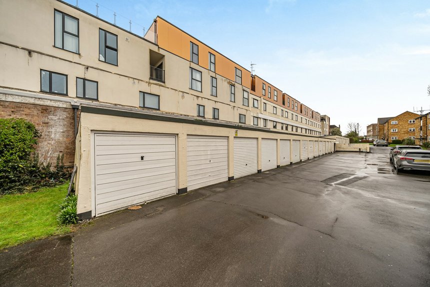 2 bedroom Flat/Apartment for sale in Rodwell Close, Ruislip, Middlesex