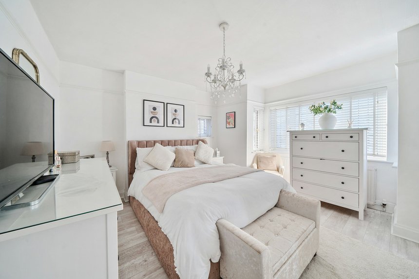 under offer pinner view london 40210 - Gibbs Gillespie