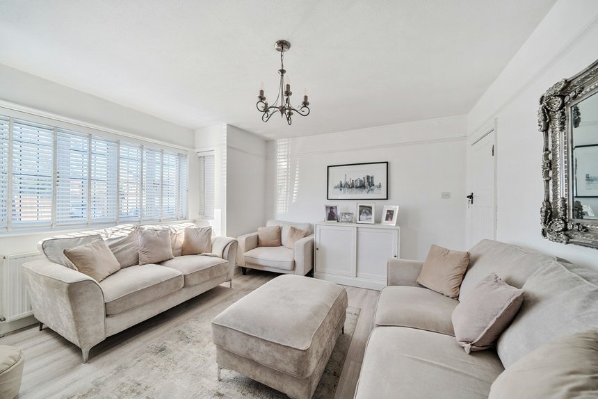 under offer pinner view london 40210 - Gibbs Gillespie