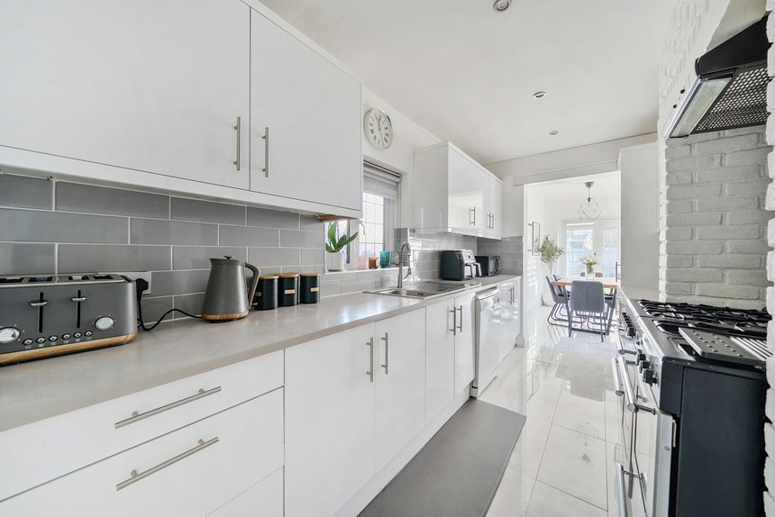 under offer pinner view london 40210 - Gibbs Gillespie